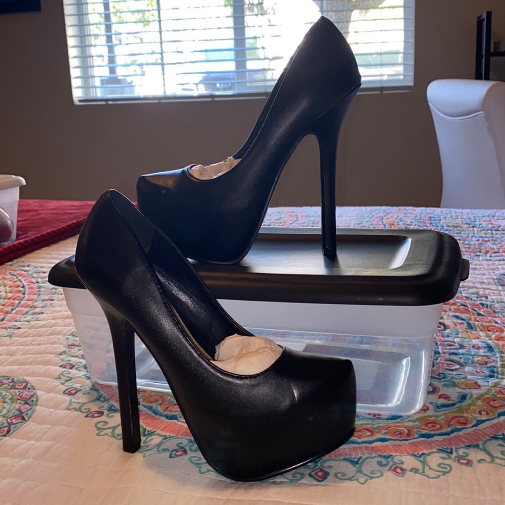 LIKE NEW! Chinese Laundry Black Platform Heels